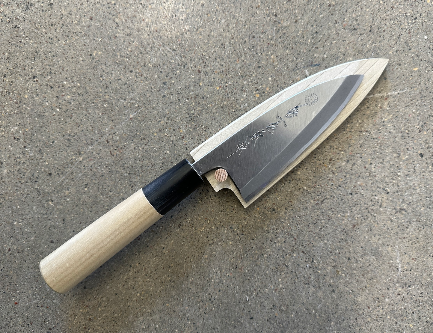 
                  
                    Kikuichi Kasumitogi Deba w/Saya 100mm
                  
                